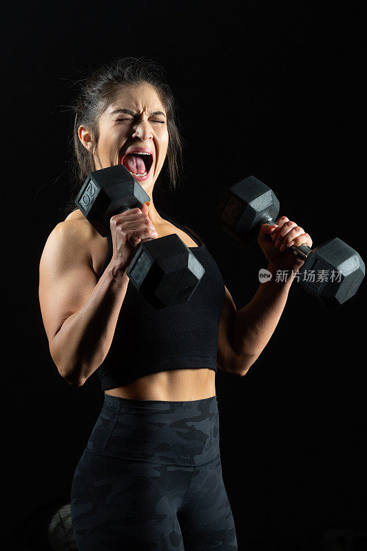 一名女性在健身时受伤