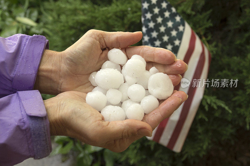 湿雨衣手握大冰雹石头丹佛7月4日科罗拉多州