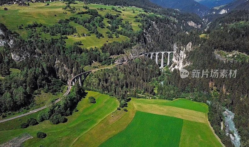 俯瞰著名的Landwasser高架桥(Landwasserviadukt)和Schmittentobel高架桥，格劳宾登，瑞士。