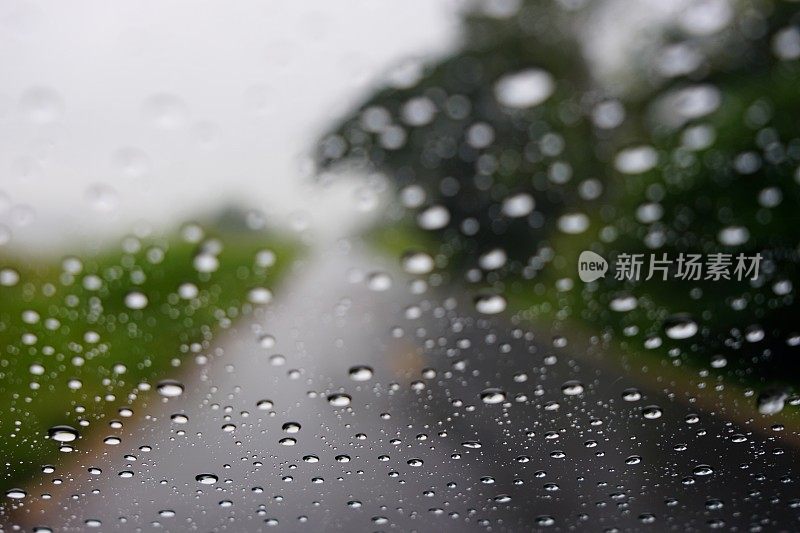 雨滴落在窗玻璃表面