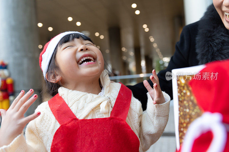 小孩子高兴地用化妆