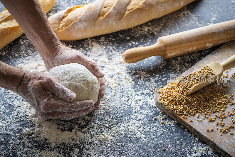 面包师用手做面包，揉面包