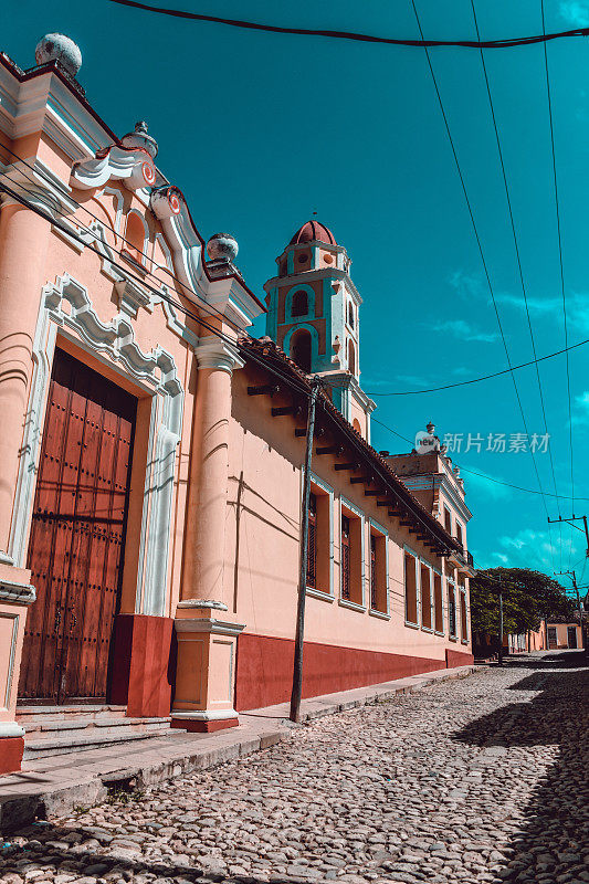 古巴特立尼达圣弗朗西斯科教堂附近的一条小巷