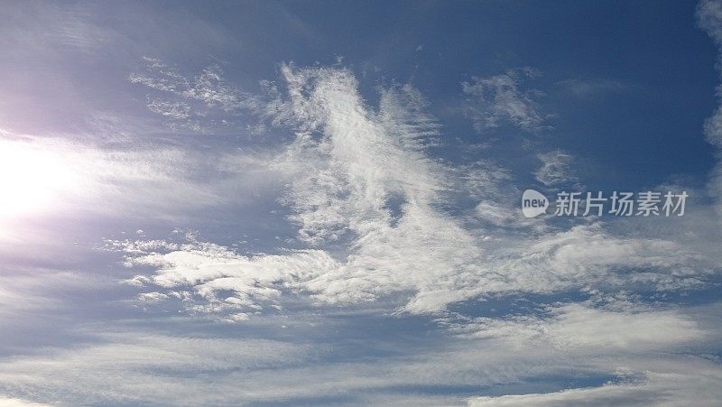 蔚蓝的天空上，朵朵银白色的云形状奇特。飞行的幻想。