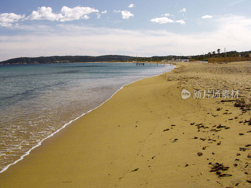 圣特罗佩瓦尔普罗旺斯海岸南部法国-世界著名的旅游胜地和度假胜地在一个温暖阳光明媚的夏日。大溪地海滩广场。