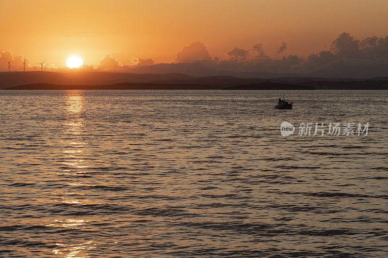 日出时分，爱琴海上，一位希腊渔夫驾着他的小船