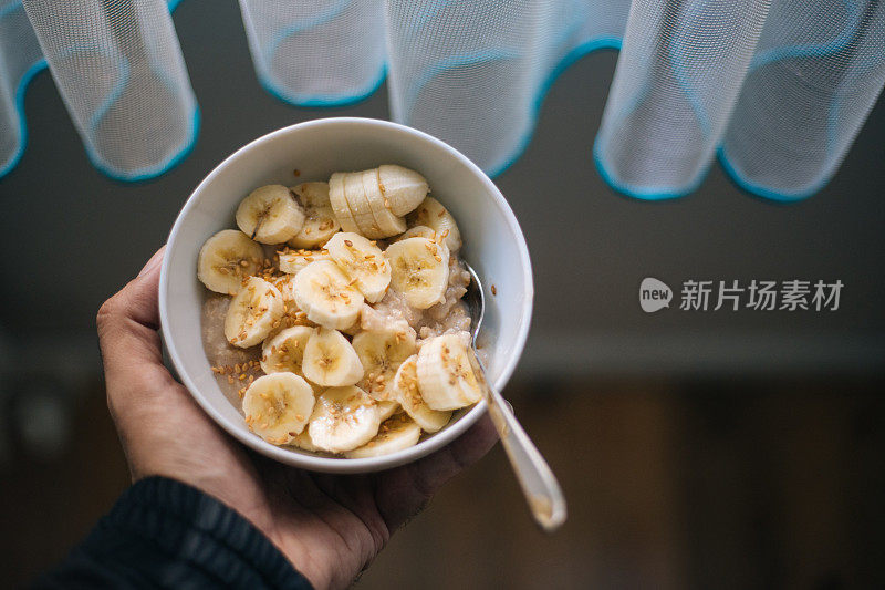 一碗加香蕉片和芝麻的粥