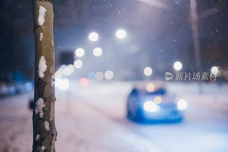 夜晚的城市街道上覆盖着积雪