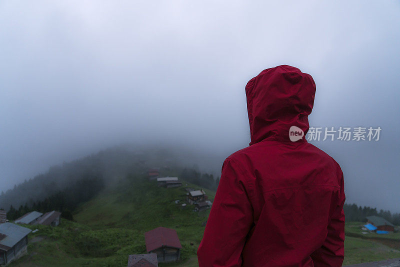 红色雨衣的人