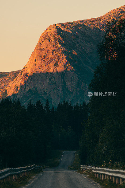 通往山区的路