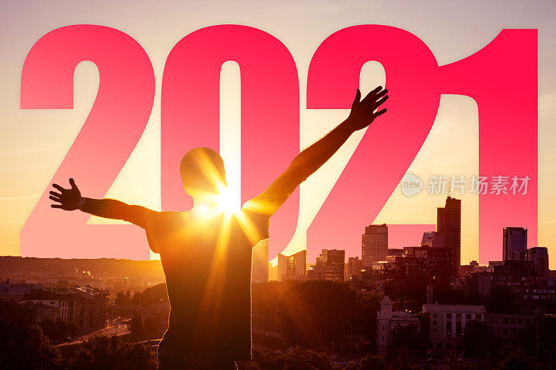 举起手臂的男人等待着庆祝2021年新年