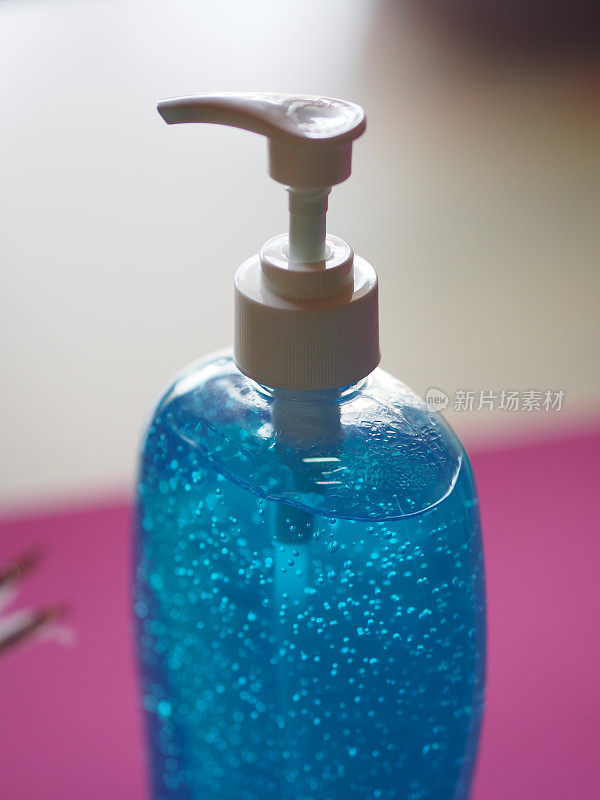 洗手液、凝胶酒精混合物与明胶置于透明塑料瓶内，用泵推，清洗干净，以防止冠状病毒、冠状病毒感染