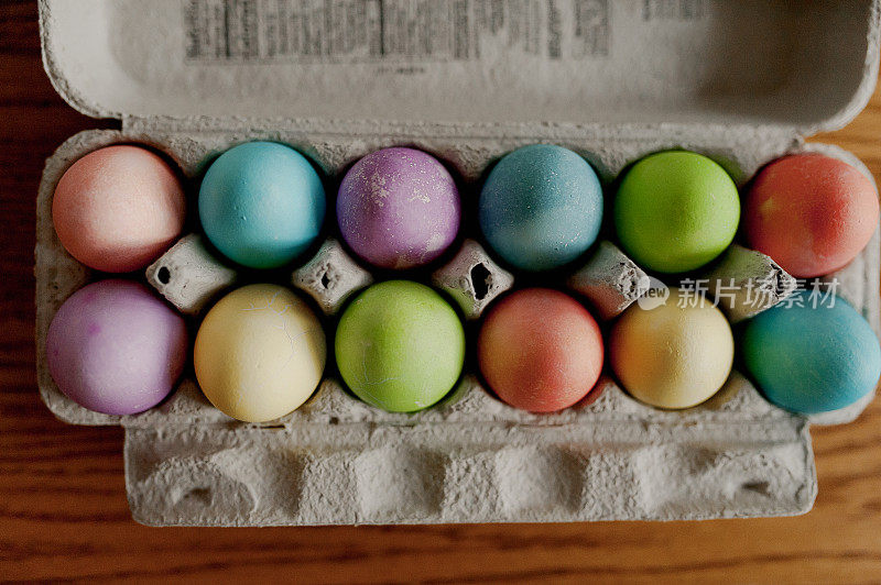 彩色复活节彩蛋的硬纸盒