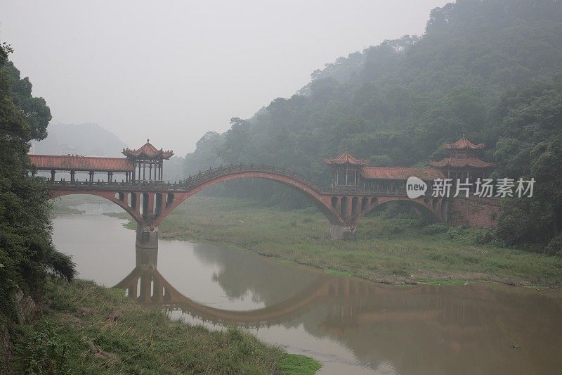 中国乐山大佛公园的传统桥