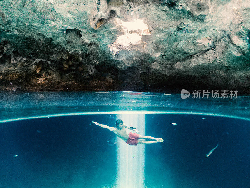 在墨西哥天坑潜水的人的水下镜头