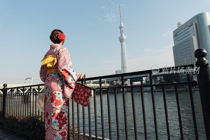 日本东京，有天空树背景的和服女孩