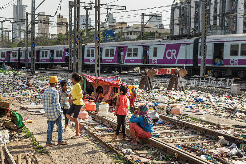 印度穷人住在孟买达拉维贫民窟的郊区铁路附近。印度
