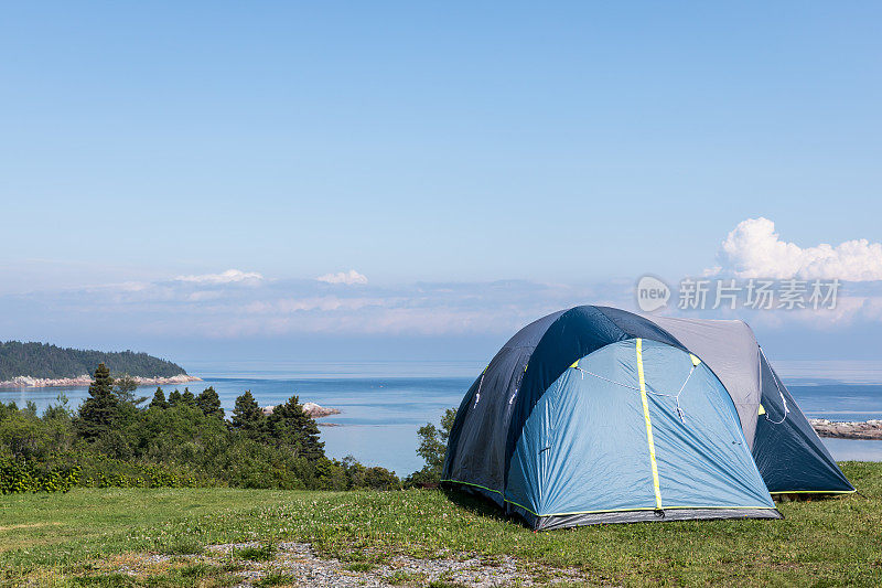 夏天在河边露营