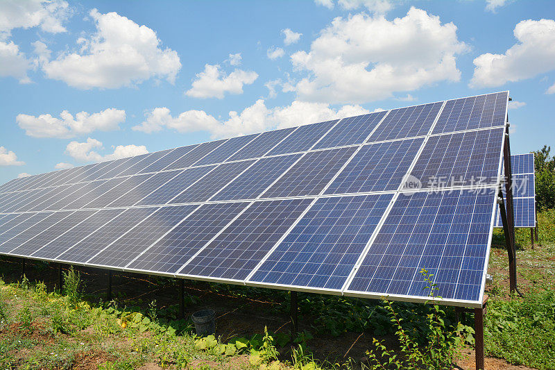 太阳能电池板工厂。太阳能电池板安装在花园里。太阳能的概念。
