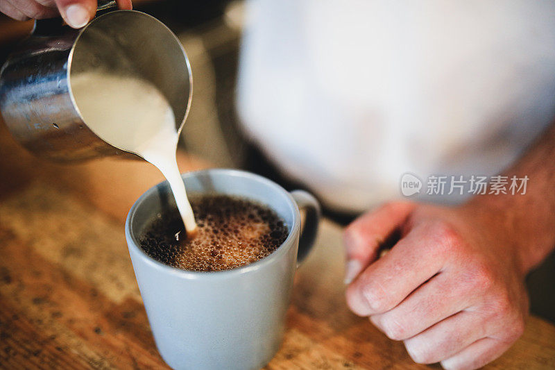 咖啡师制作牛奶咖啡和咖啡休息时间
