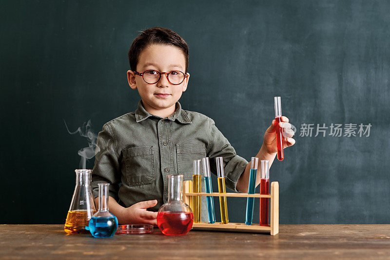可爱的科学家在教室里用化学工具学习科学。教育是科学。