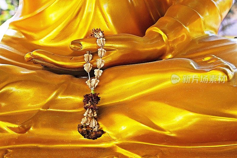 泰国曼谷，寺庙中佛像手中的花冠。
