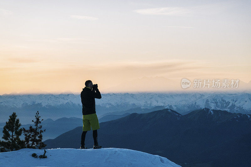 一名越野者在黎明时翻山越岭拍照