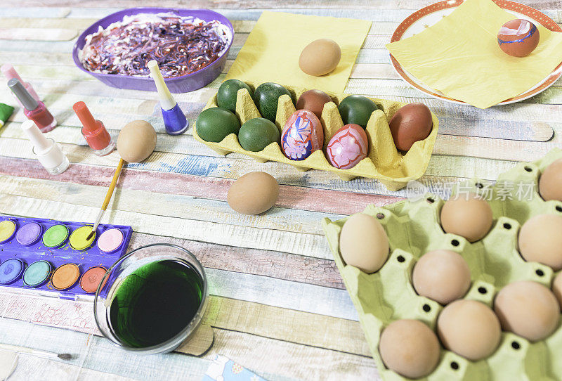 在家给复活节彩蛋上色。DIY