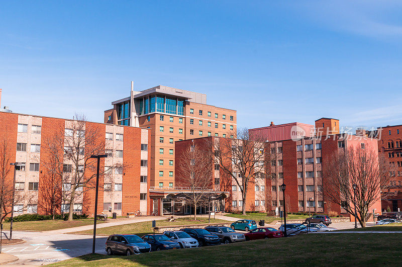美国宾夕法尼亚州匹兹堡市的一所小型天主教学校，Duquesne大学校园里的圣安厅宿舍