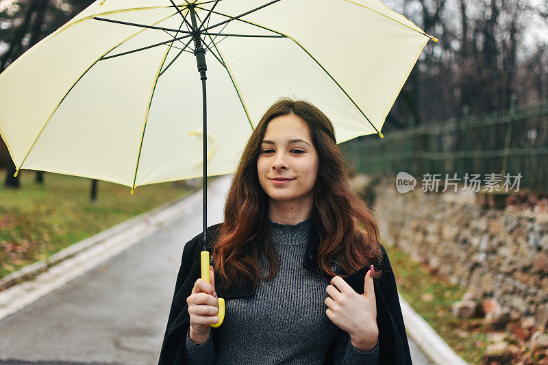 美丽的年轻女子享受着雨天