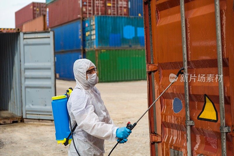 疾病控制服务人员对货物进行消毒，防止COVID-19传播