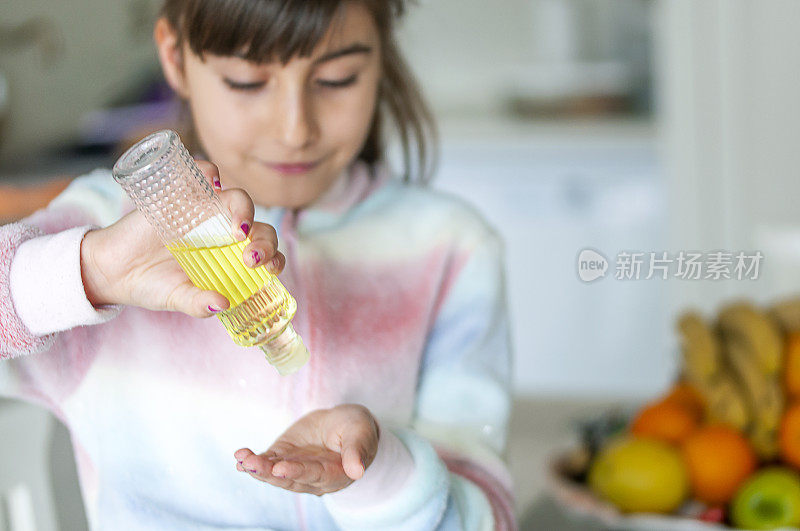 一个女孩为Corona病毒倒古龙水的肖像