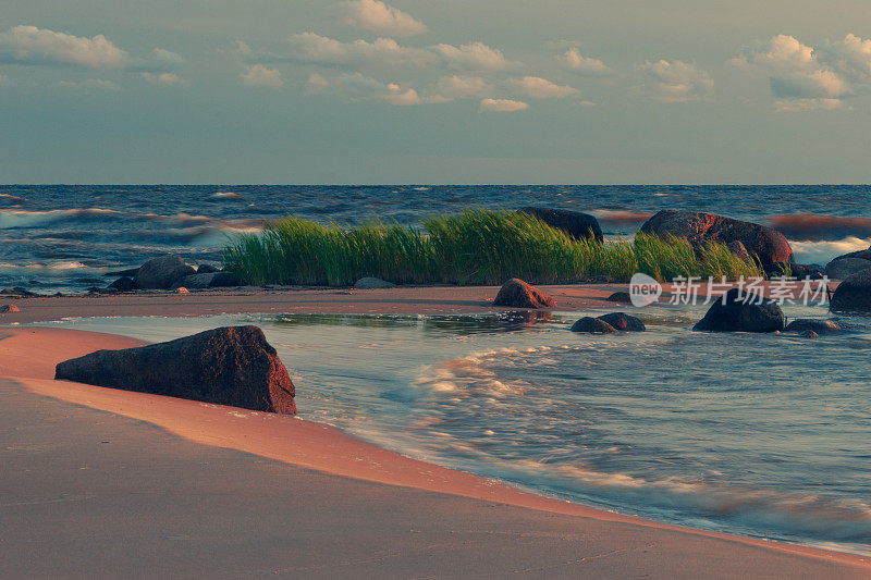 暴风雨中波罗的海的沙滩