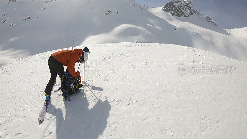 女野外滑雪者准备上山