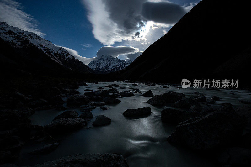 库克山上形成了透镜状的云，前景是胡克河