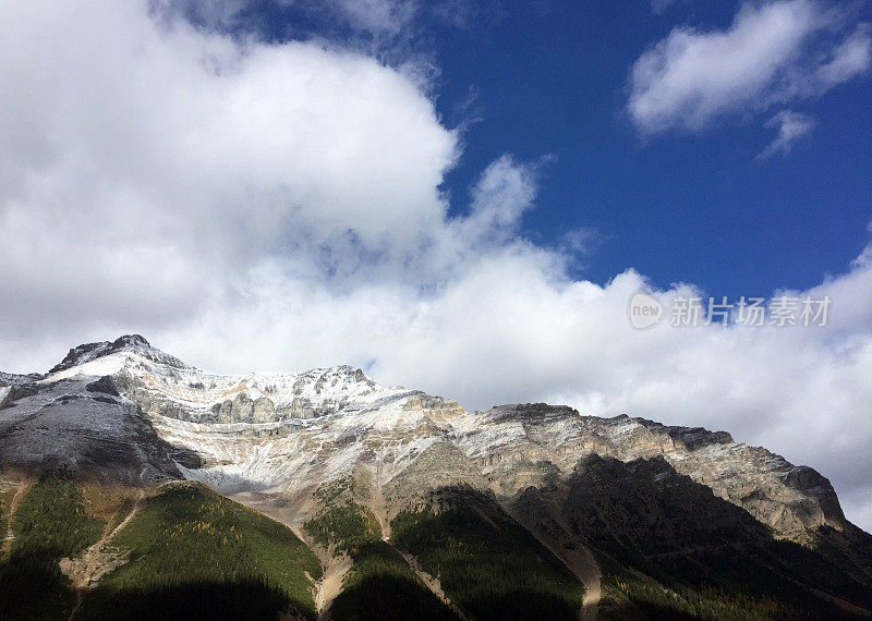 加拿大亚伯达省班夫国家公园天堂谷徒步旅行途中的雪山景色