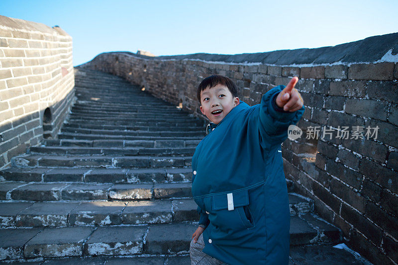 男孩在长城上徒步旅行