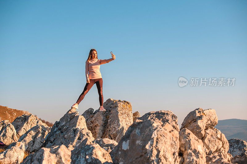 一个女人在山上自拍