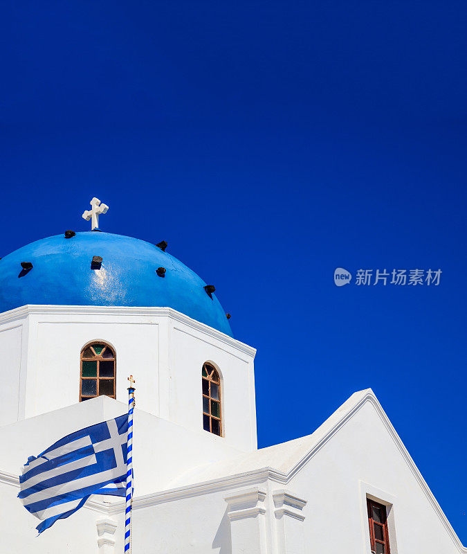 白色的教堂，蓝色的穹顶，蓝色的天空背景。希腊圣托里尼岛。