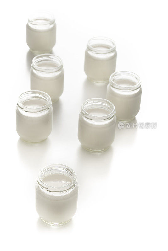 自制酸奶酸奶在玻璃罐中隔离在白色