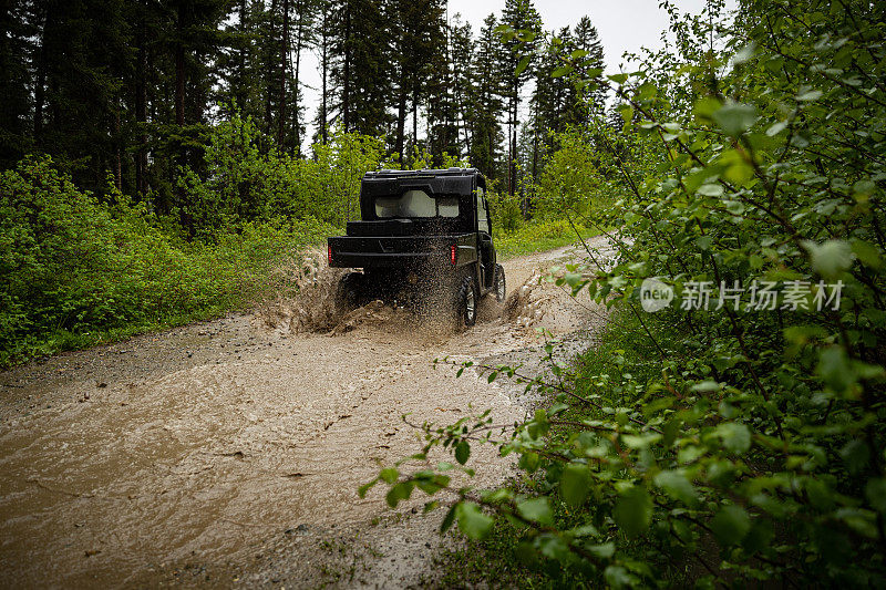 潮湿环境下的越野UTV。