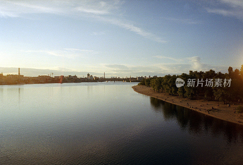 从桥上可以看到基辅和第聂伯罗河的风景