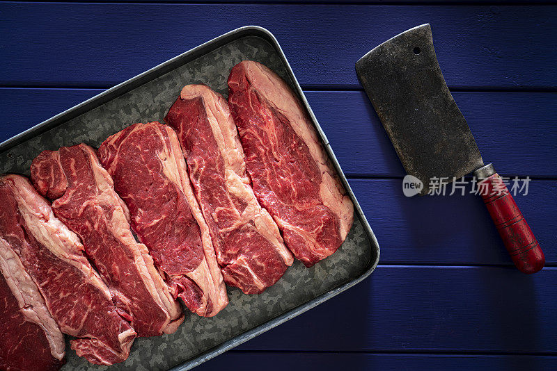 纽约牛排也无骨上腰牛排生牛肉排干燥的陈年牛肉