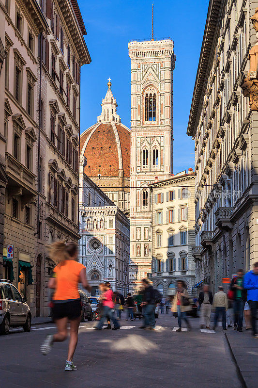 意大利佛罗伦萨典型的以大教堂为背景的街道