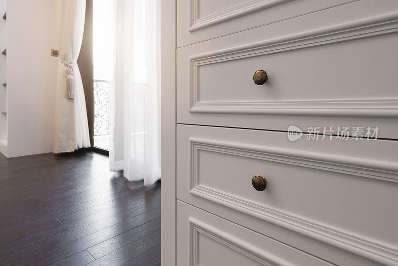 白色抽屉柜与铜扶手紧密结合家居室内设计理念
