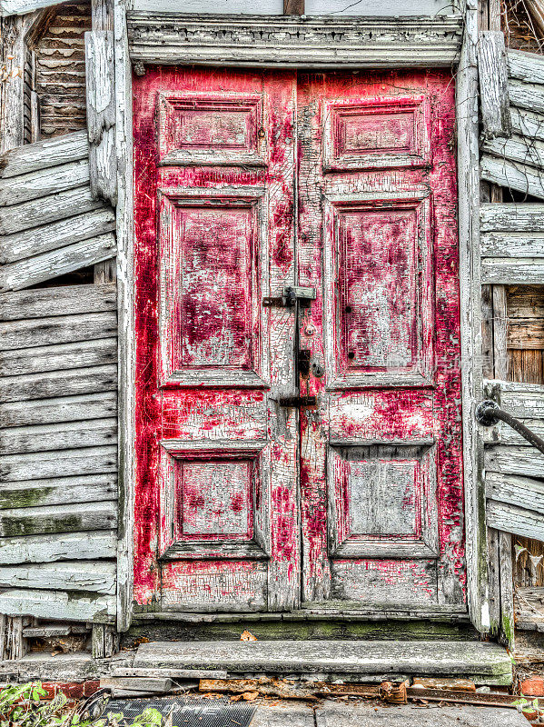 废弃教堂的红门