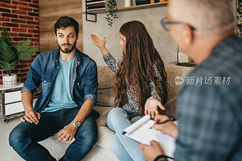 一对年轻夫妇正在接受心理医生的治疗