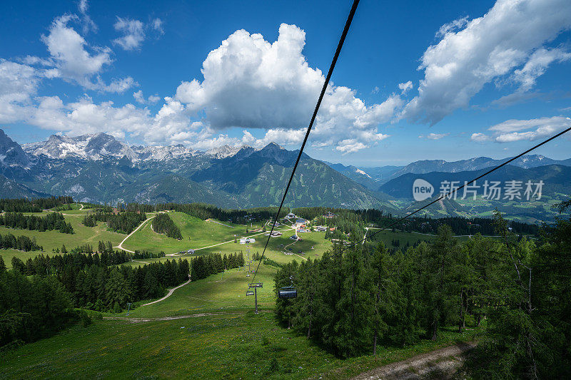 奥地利内陆村附近的阿尔卑斯山景色