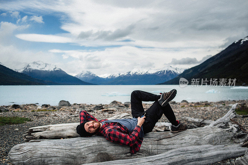 一名男子在莫雷诺冰川附近观看阿根廷湖的美景