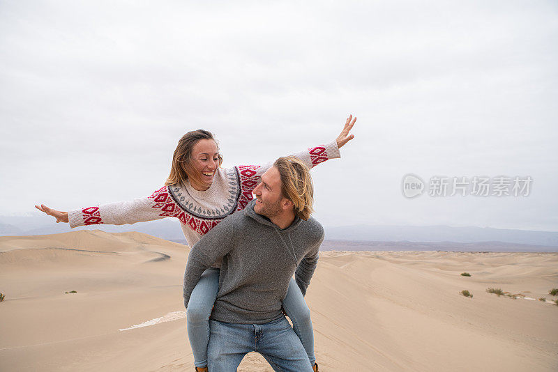 一对夫妇在美国的沙丘上玩耍
